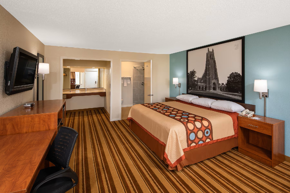 1 King Bed, Non-Smoking